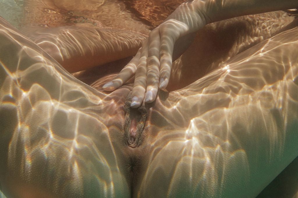 De belles lesbiennes s'embrassent et baisent avec les doigts dans la piscine
 #70984874