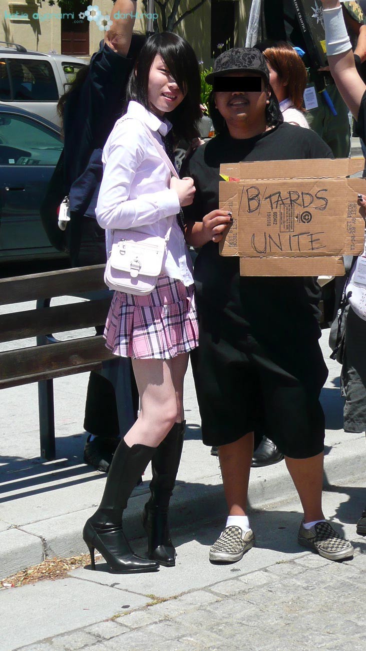アジアのニューハーフの女性が公衆の面前でスカートを見せる
 #76144374