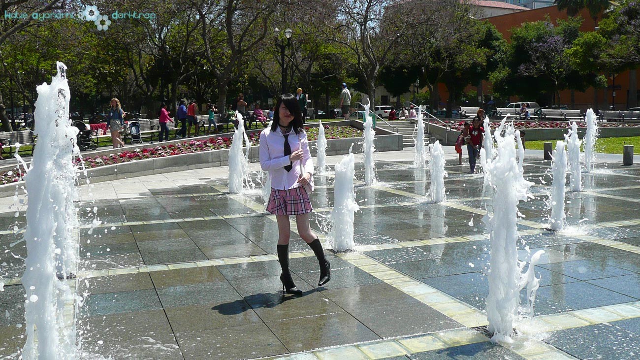 Une jeune femme asiatique qui exhibe sa jupe en public.
 #76144383