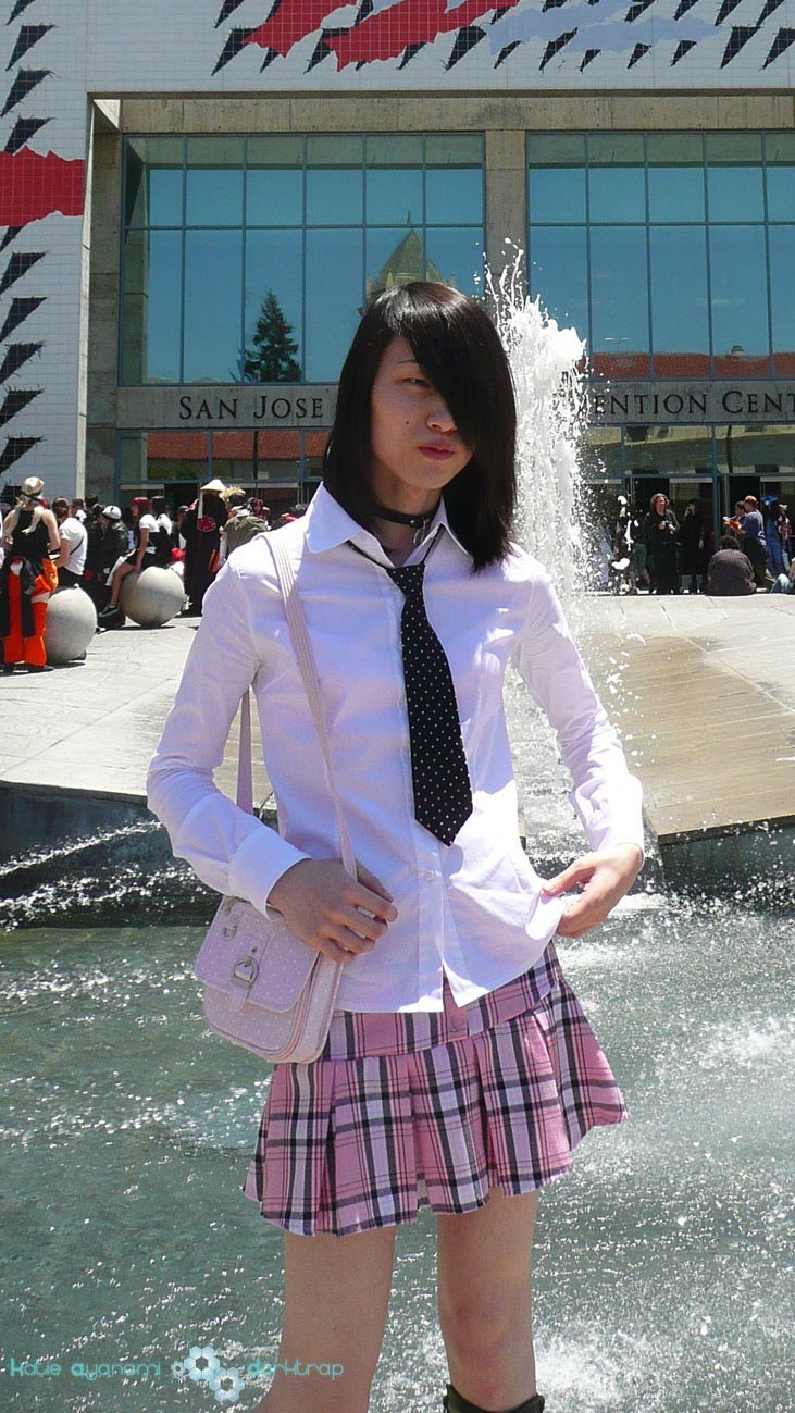 Une jeune femme asiatique qui exhibe sa jupe en public.
 #76144393