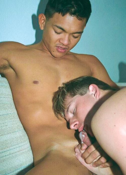 アジア人と白人のツインクが顔に吸い付いて精液を楽しむ
 #76928565