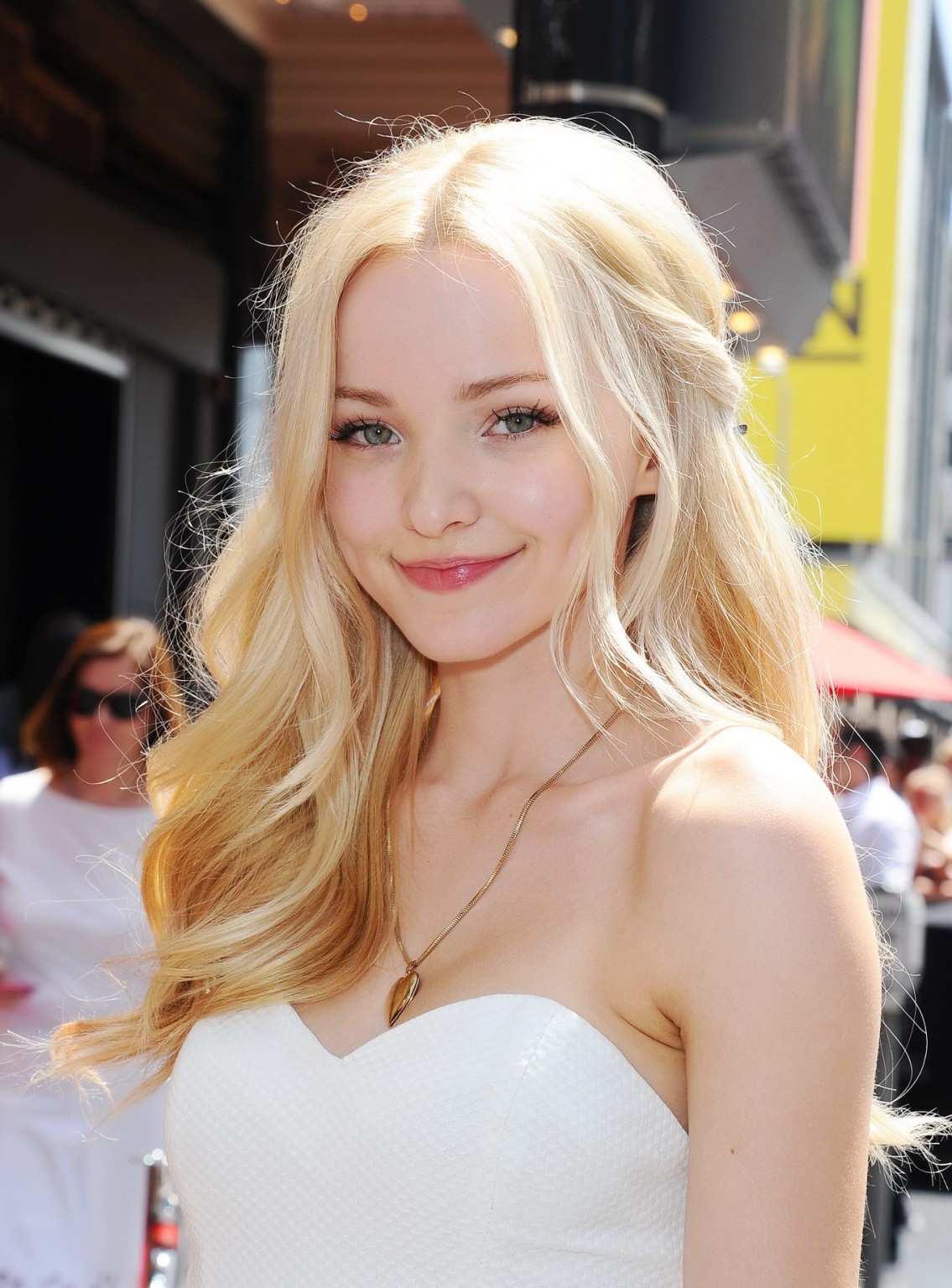 Dove Cameron vollbusig und langbeinig im weißen Röhrenminikleid
 #75157060