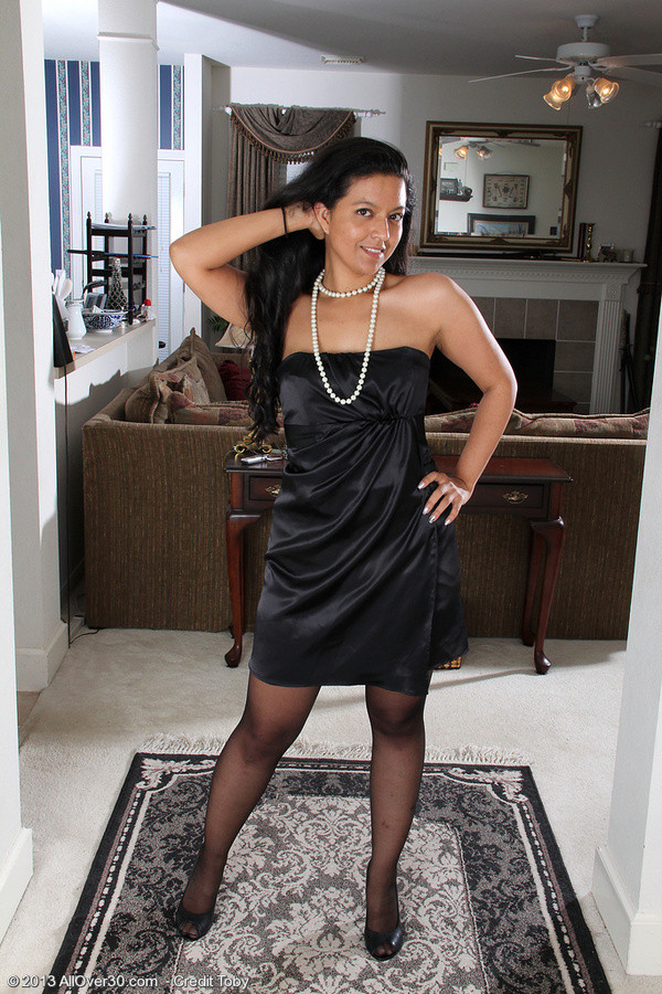 Elegante y madura julie ann hace un show de striptease antes de abrirse
 #67250623