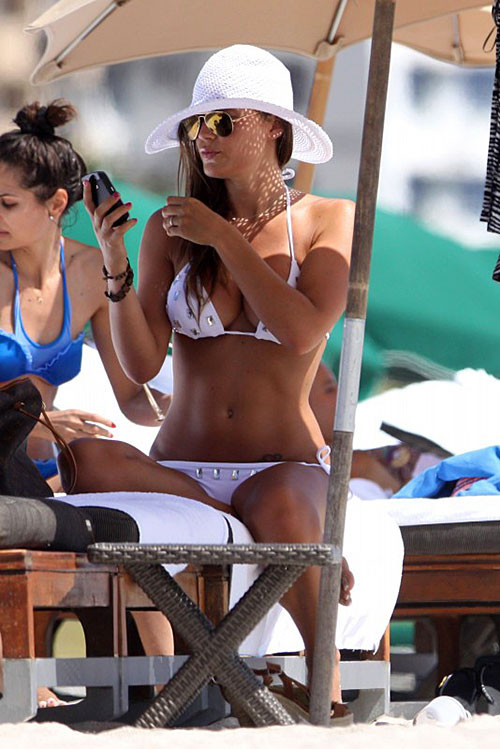 Carla velli exposant ses beaux gros seins sur la plage seins nus photos paparazzi
 #75382135