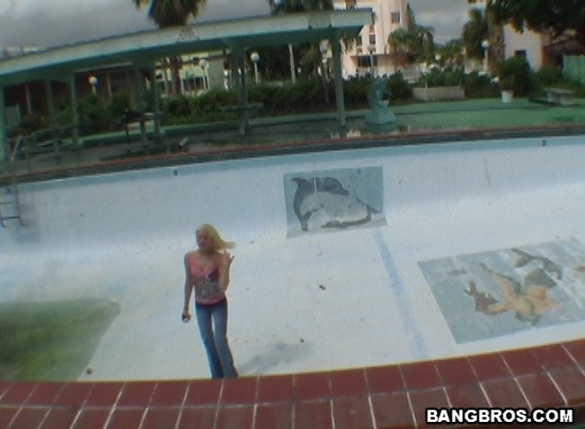 Nicht sehr hell aussehende schlampige Küken könnte ihren Arsch zeigen
 #78613910