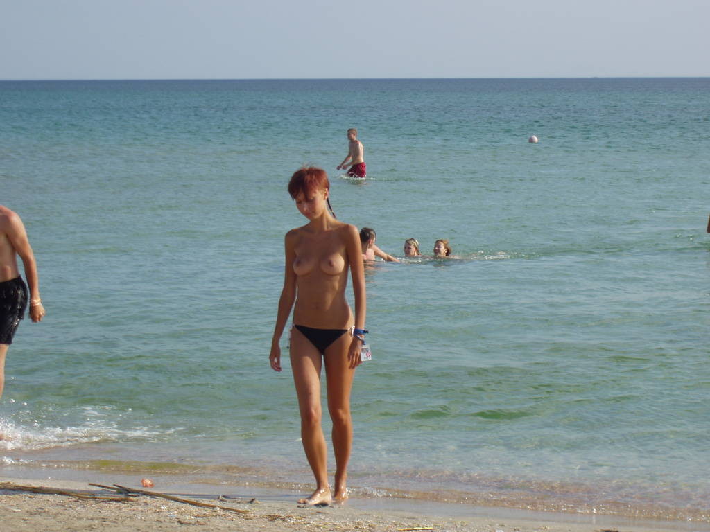 Hottie liebt es, ihren Körper am Nacktstrand zu entblößen
 #72246598