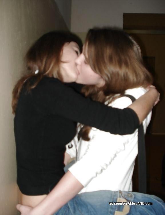 Amantes lesbianas traviesas besándose mientras sus amigas miran
 #77027688