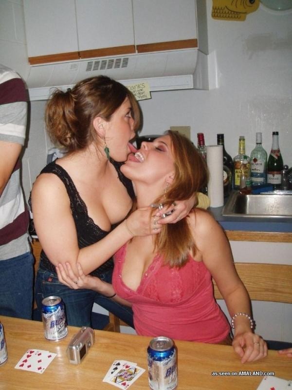 Amantes lesbianas traviesas besándose mientras sus amigas miran
 #77027697