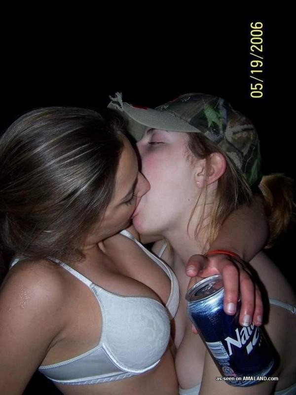 Amantes lesbianas traviesas besándose mientras sus amigas miran
 #77027716