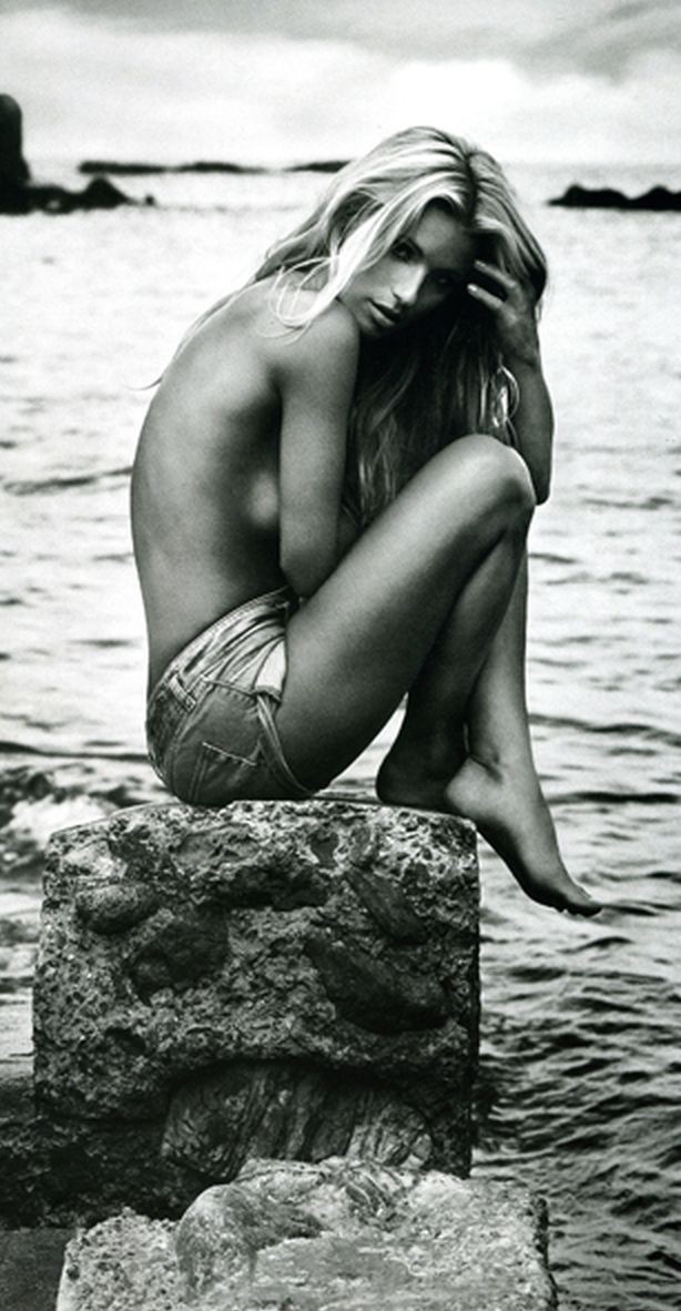 Sexy Promi Michelle Hunziker posiert nackt am Strand
 #72239918
