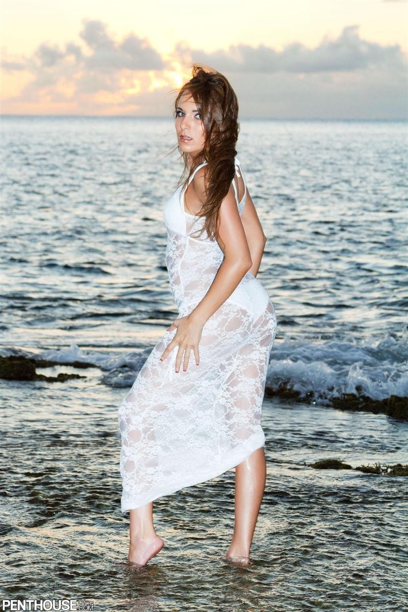 Jenna rose se met à nu à la plage
 #74757648