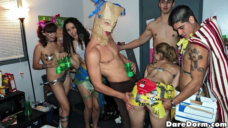 College-Kostüm-Party degradiert in Schwanz saugen Raserei
 #67326375