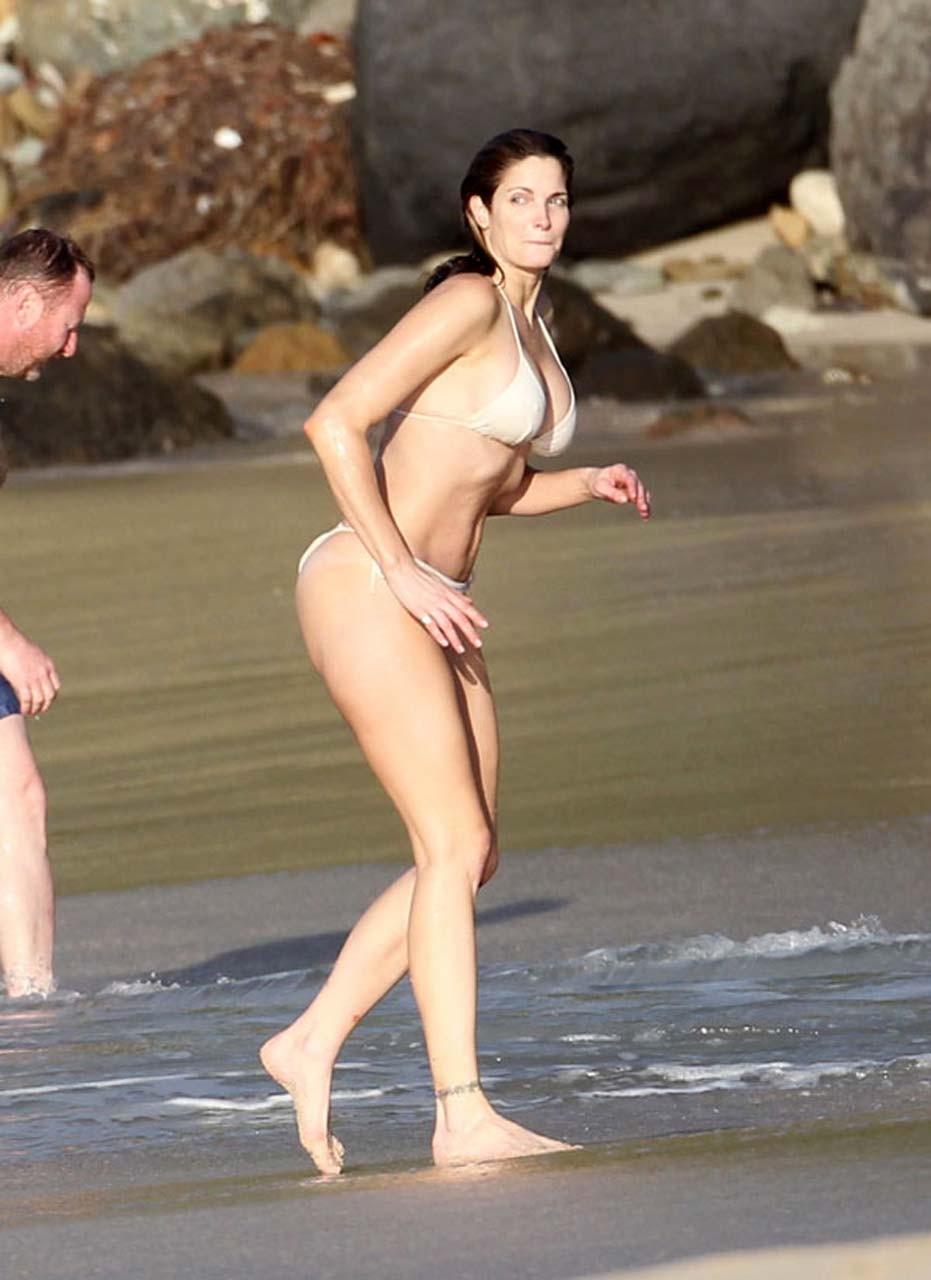 Stephanie Seymour showing her great body in bikini on beach #75322036