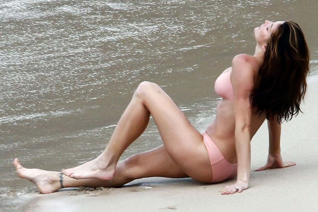 Stephanie Seymour showing her great body in bikini on beach #75322060
