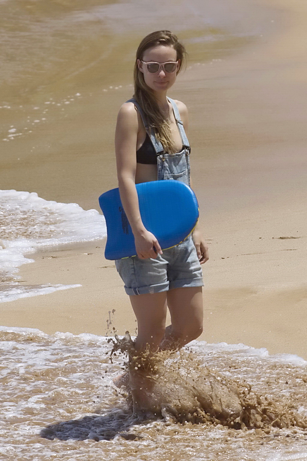 Olivia Wilde tetona en bikini negro y mono en una playa
 #75143630