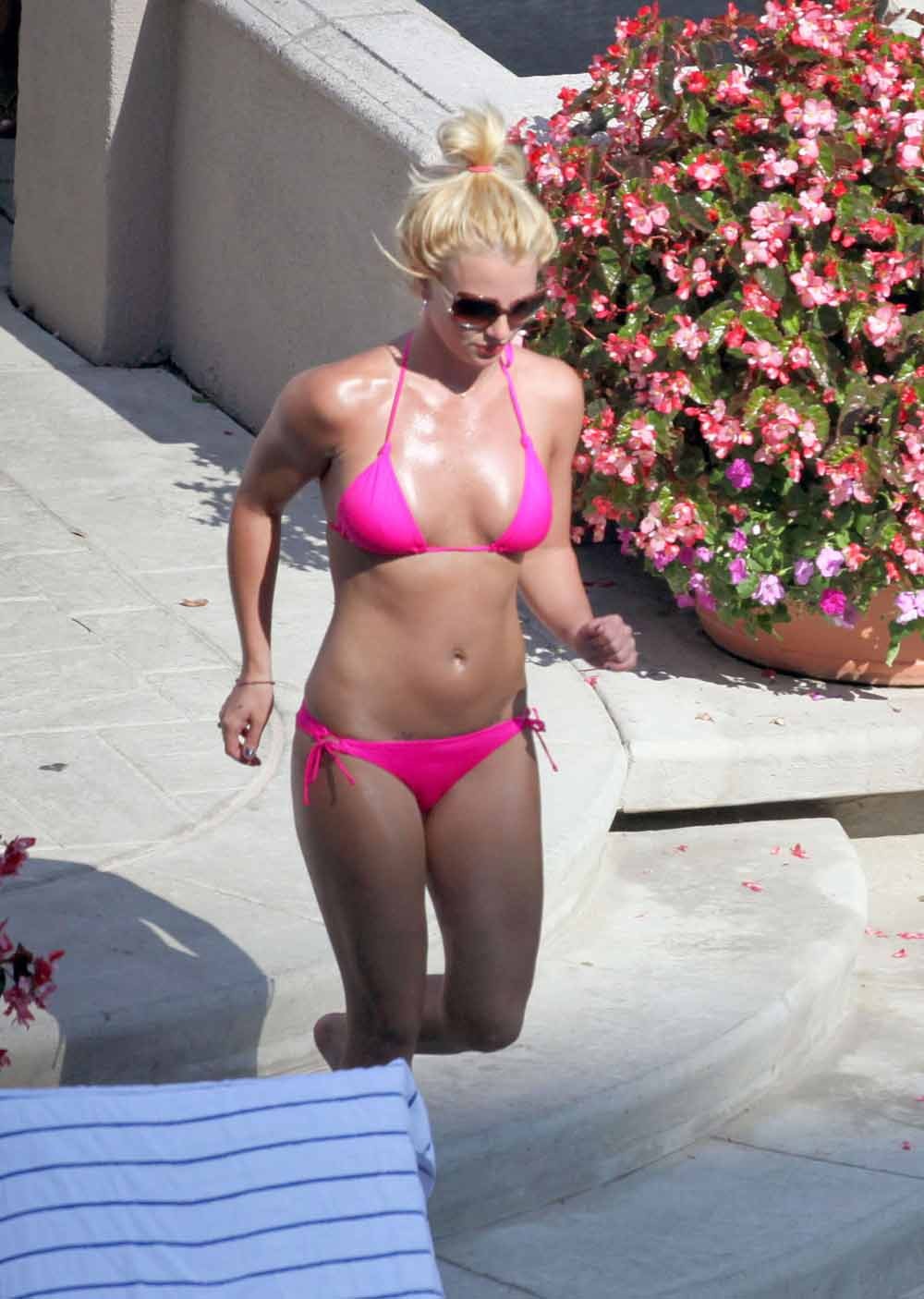 Britney spears milf ass looking awesome in bikini
 #75373808