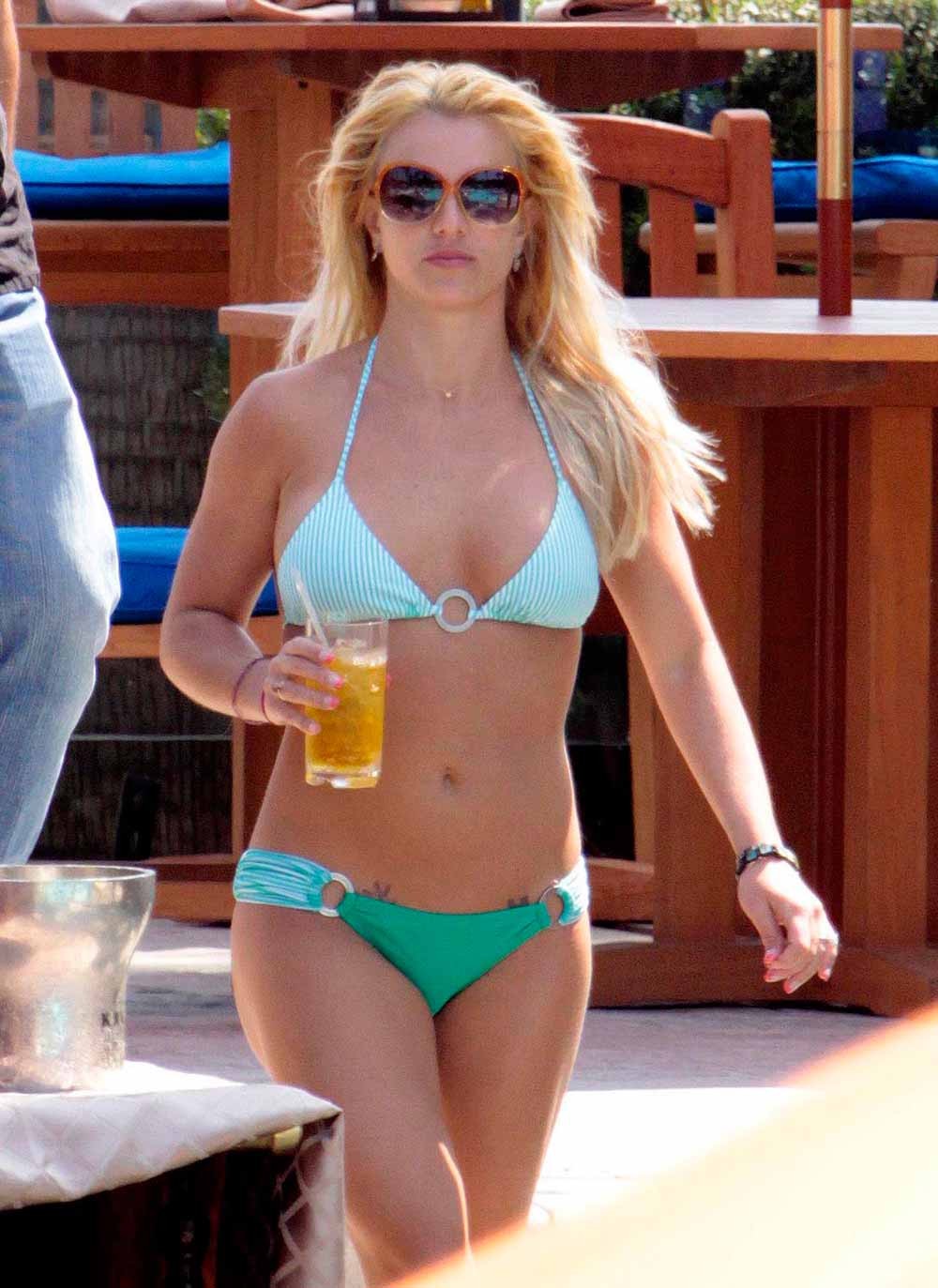 Britney Spears milf ass looking awesome in bikini #75373820