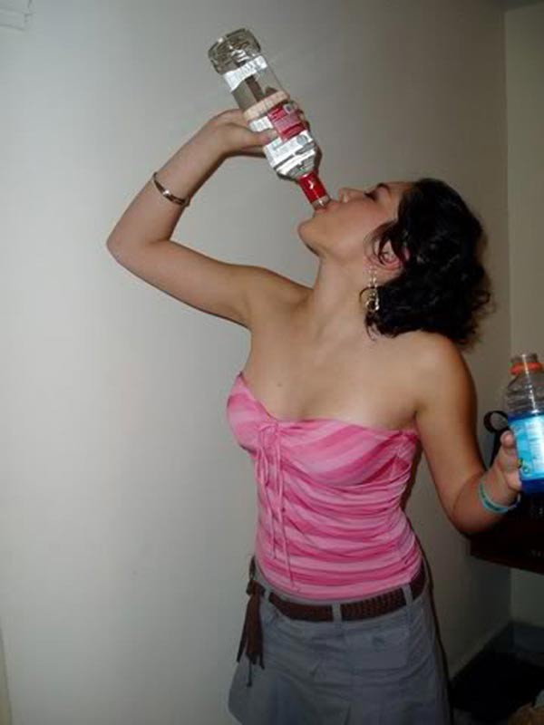 Echte betrunkene Amateur-Mädchen werden wild
 #76399934