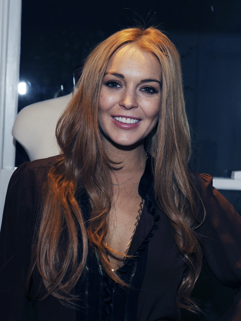 Lindsay lohan mostrando gran escote en minifalda caliente en el show de joyas de eva fehren 
 #75267538