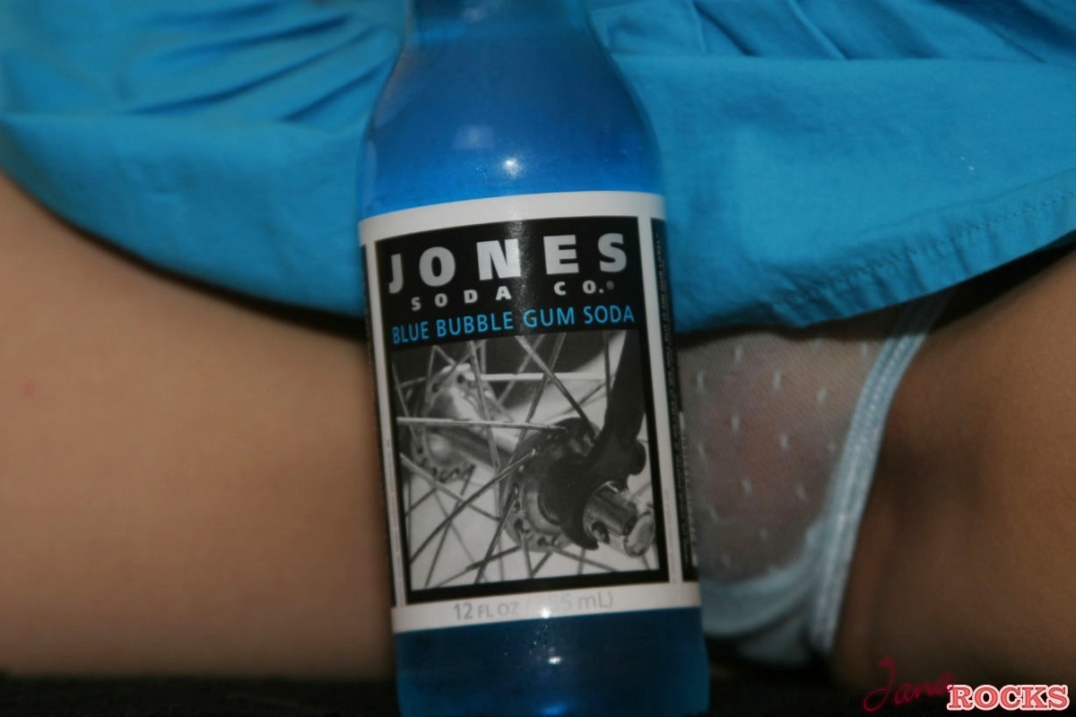 Jana rocas en una minifalda
 #73994856