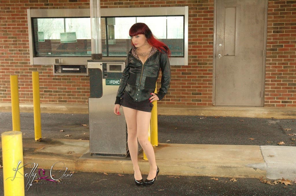 Transexual Kelly Clare striptease al aire libre
 #79168898