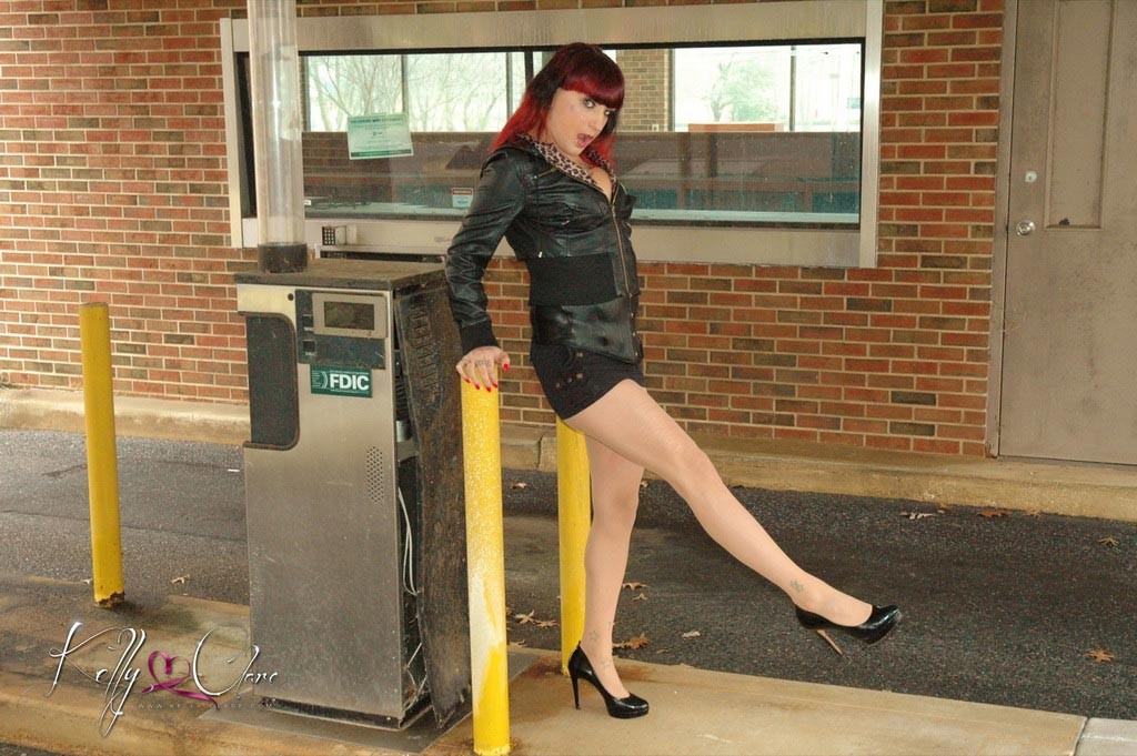 Transexual Kelly Clare striptease al aire libre
 #79168903