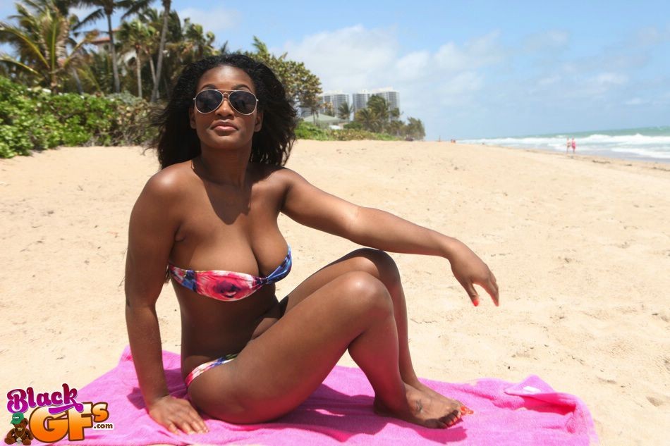Une petite amie noire à la plage en bikini ramenée à la maison pour une baise.
 #73307001
