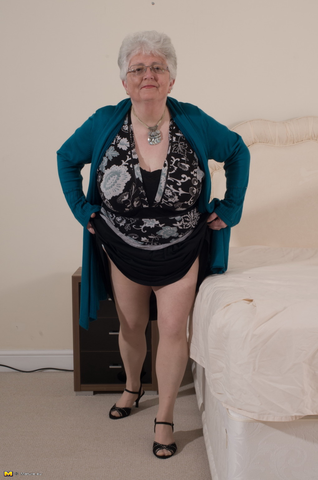 Granny britannica del seno grande cattiva che si agita
 #67425563