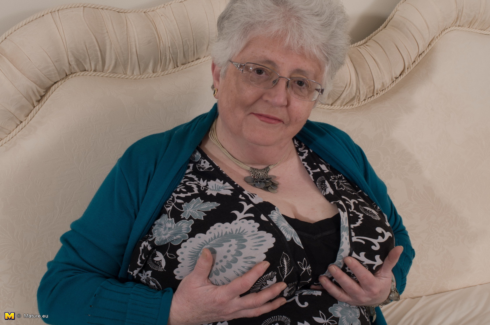 Granny britannica del seno grande cattiva che si agita
 #67425602