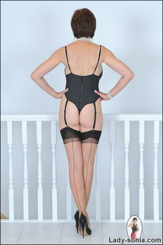 Sonia mature posant en bas et lingerie noire
 #76485343