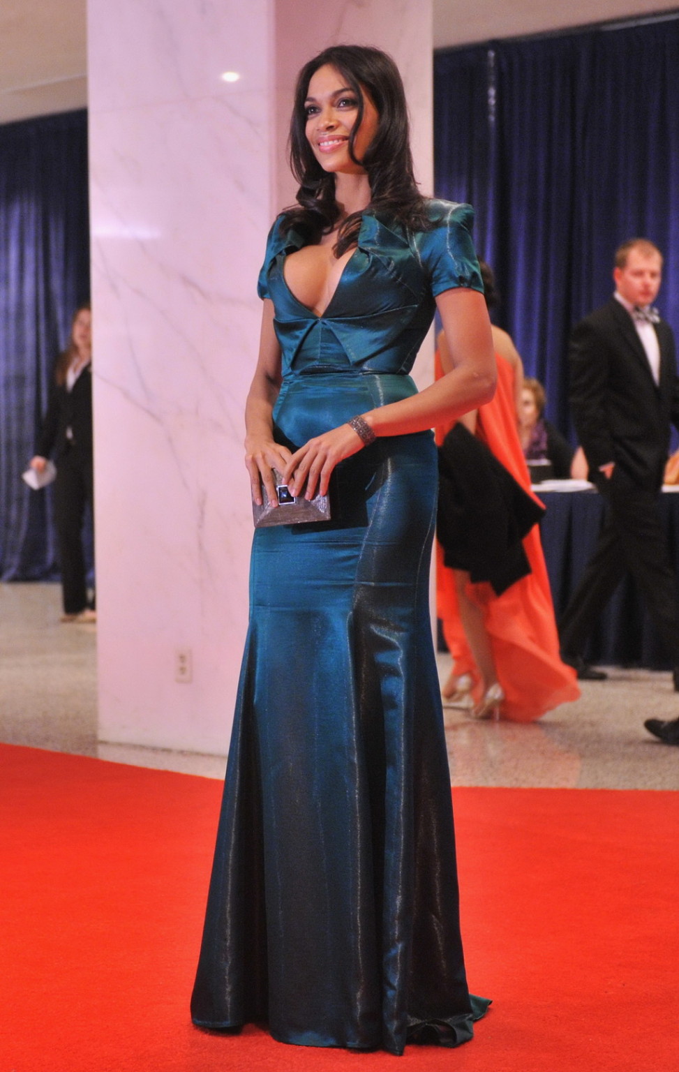 ロザリオ・ドーソンがホワイトハウスでターコイズブルーのドレスを着て胸の谷間を見せる
 #75264979