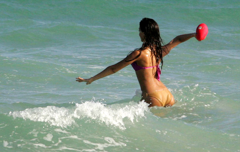 Jessica alba jugando al fútbol en bikini en la playa y enseñando las tetas
 #75399060