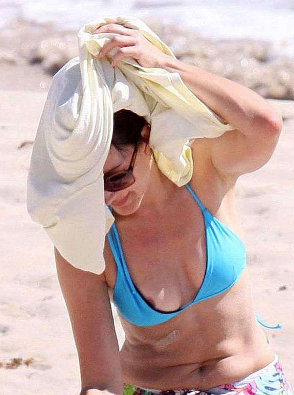 Kristin Davis esponendo le sue belle tette e capezzolo scivolare sulla spiaggia foto paparazzi
 #75351001