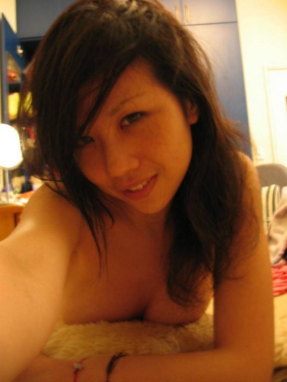 Asiática hace un stiptease antes de deslizar su coño en la polla enorme
 #69887192