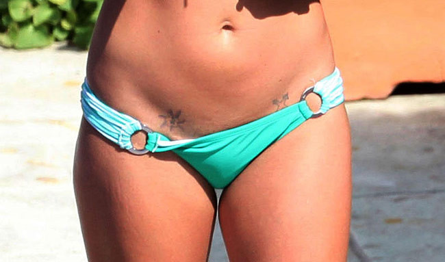 Britney spears lampeggiante tatuaggi vicino alla figa e culo
 #75377164