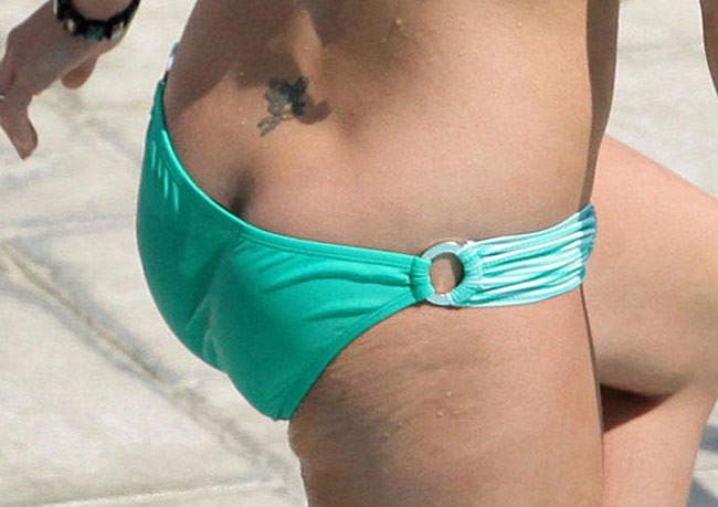 Britney spears lampeggiante tatuaggi vicino alla figa e culo
 #75377169