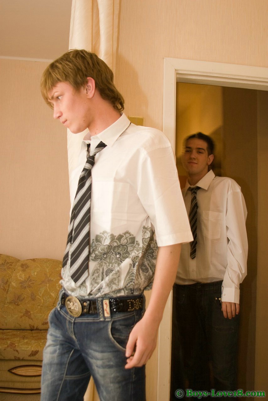 Tres jovencitos follando y chupando como locos después de clase
 #76902225