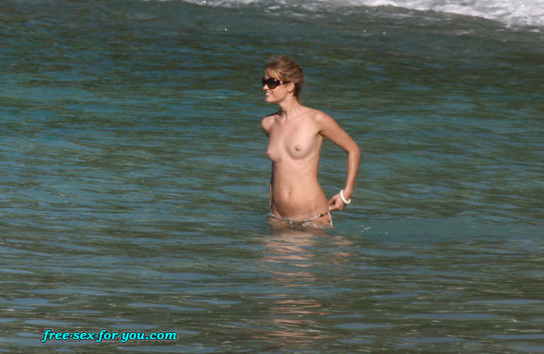 Julie ordon mostrando le sue belle tette topless spiaggia paparazzi foto
 #75425234