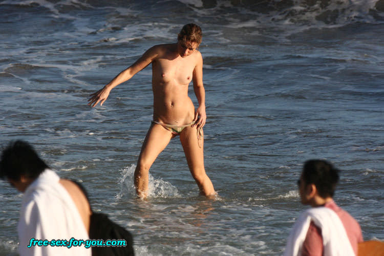 Julie ordon mostrando le sue belle tette topless spiaggia paparazzi foto
 #75425261