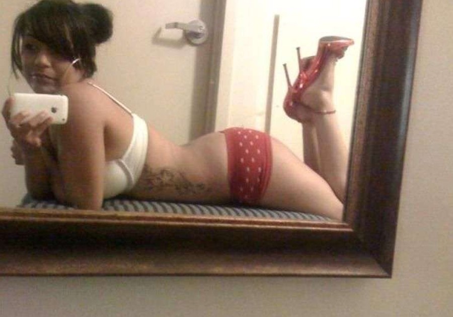 Raven mostrando su coño y chupando un consolador
 #77095038