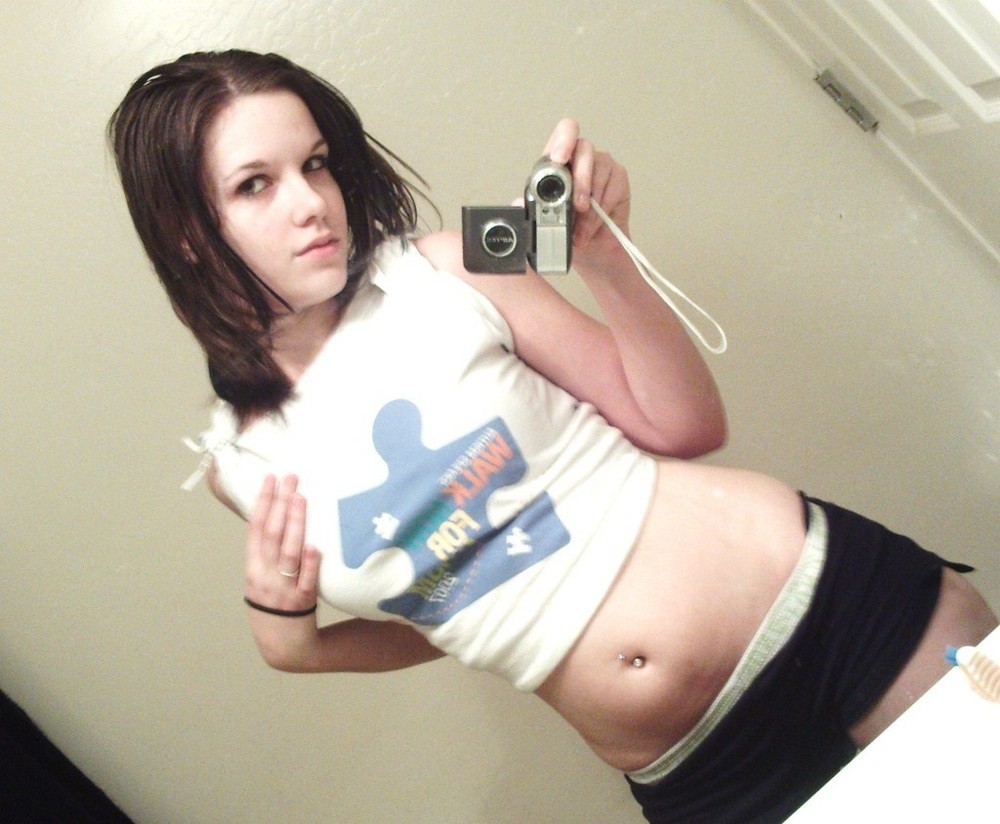 Raven mostrando su coño y chupando un consolador
 #77095049