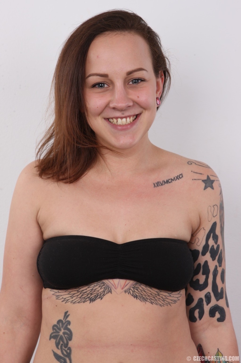 Tatootted Frau in Casting-Sitzung
 #67167890