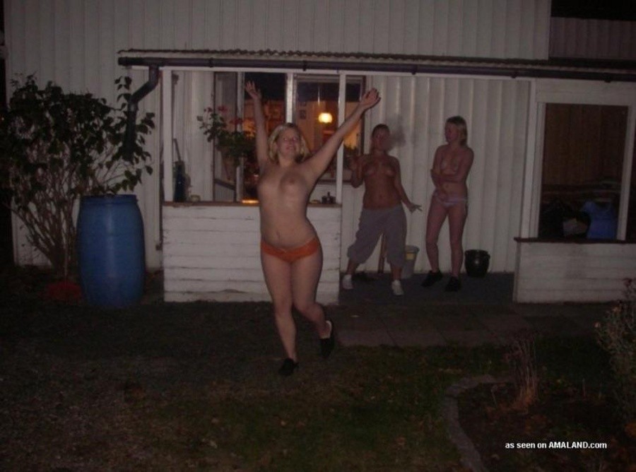 Une copine se promène seins nus dans le jardin avec ses amies.
 #67608792