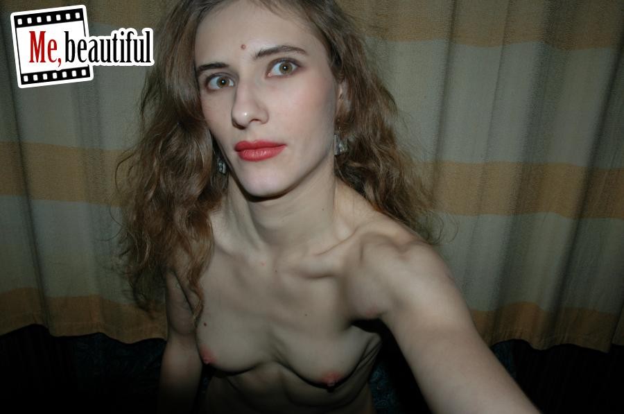 Absolut nacktes, schamloses Mädchen zeigt und fotografiert ihren Biber
 #77491643