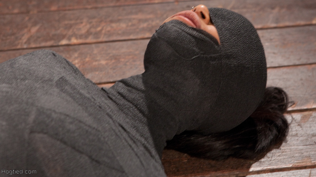 Skin hat einen erstaunlichen Körper, also haben wir sie in eine einbeinige, umgekehrte Aufhängung gesteckt. sie
 #71882805
