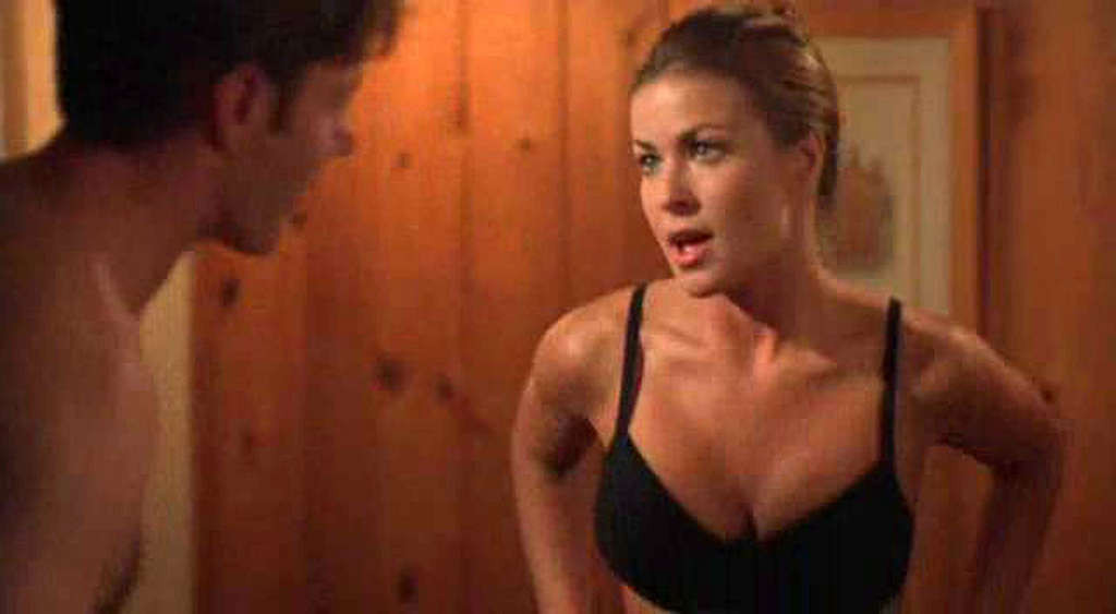 Carmen electra entblößt ihre riesigen Titten und nackt in einem Film
 #75342579