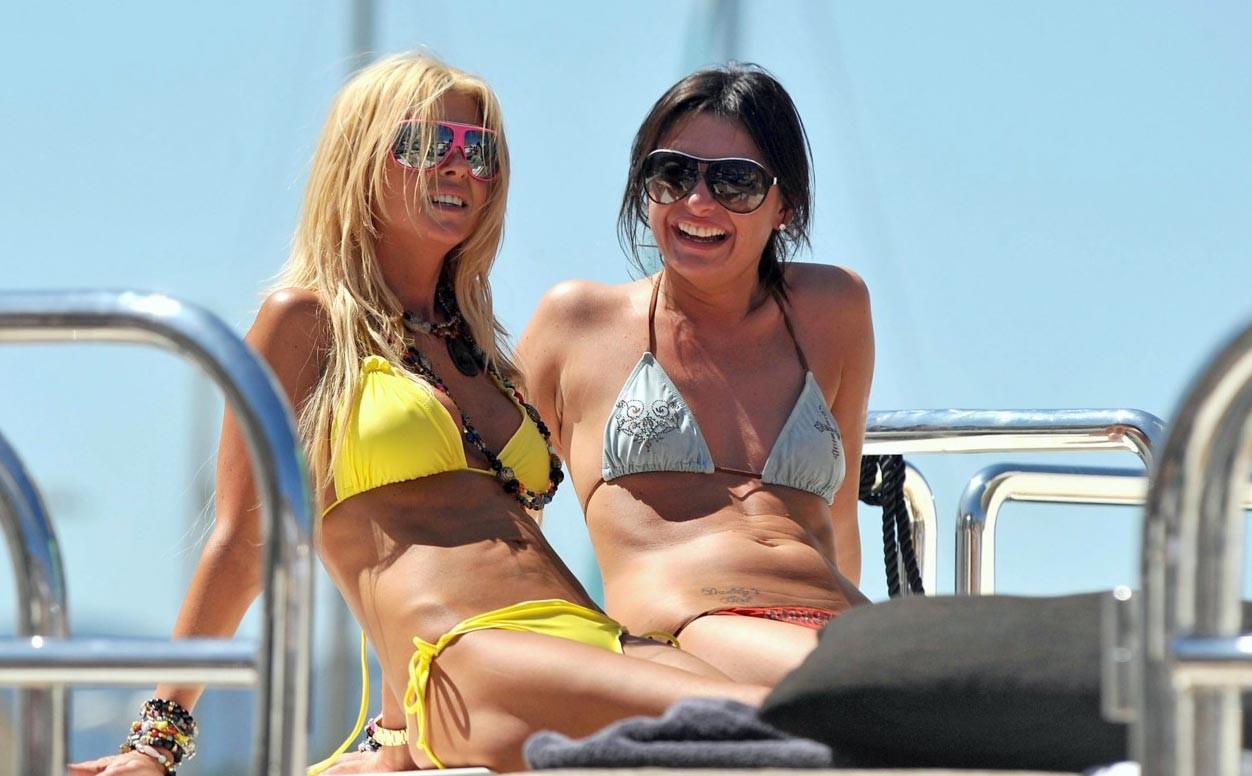 Tara reid seno nudo e guardando sexy in bikini
 #75386510