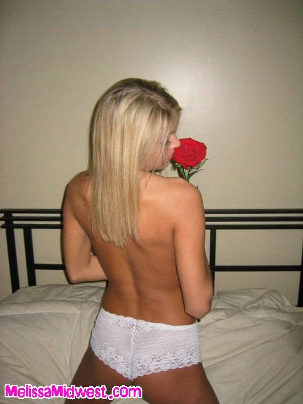 Joven caliente en la cama con teddy y rosas
 #74053200