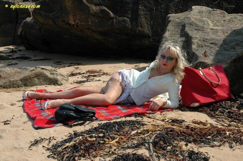 Milf amatoriale bionda in calze di nylon sulla spiaggia
 #78029772