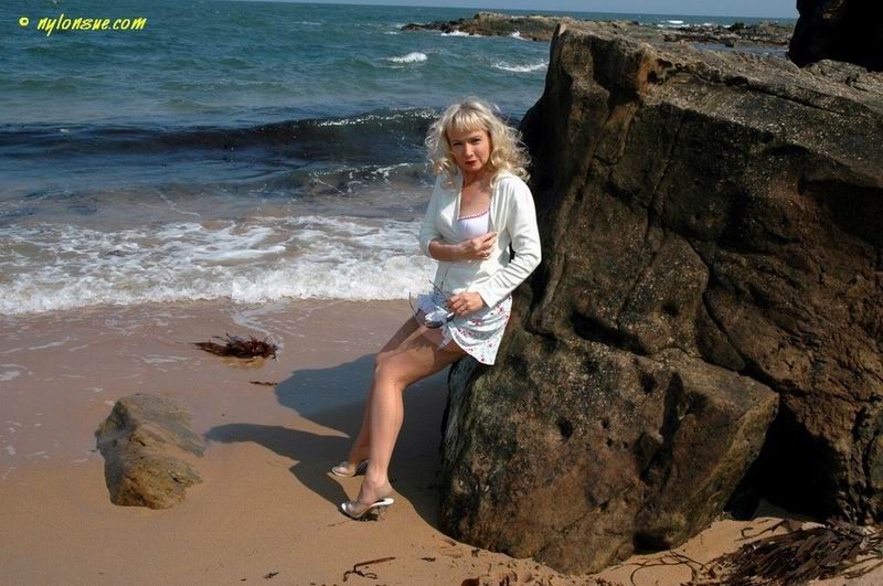 Milf amatoriale bionda in calze di nylon sulla spiaggia
 #78029798